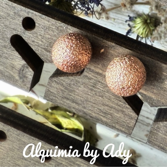 Alquimia Textured Gold Earrings - Picture 1 of 1